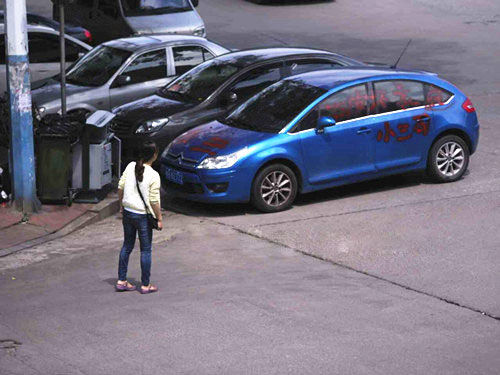 湖北一白色小车被红漆喷&ldquo;小三&rdquo; 车主遭人肉