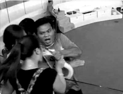 中国女游客泰国吻蛇反遭咬鼻子 获赔两万