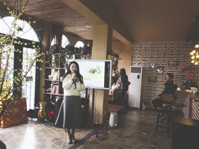 9日上午，绵竹市孝德镇年画村里，一家乡村咖啡馆热热闹闹开张了。与别的咖啡馆不同的是，这家咖啡馆的业主陈雁翎不仅是一位地地道道的德阳女孩，更是一名即将毕业的清华大学工商管理博士。女博士坦言，咖啡馆开业也圆了自己心底执着多年的&ldquo;少女梦&rdquo;，为此，她还请来了10余位同窗好友站台助阵。