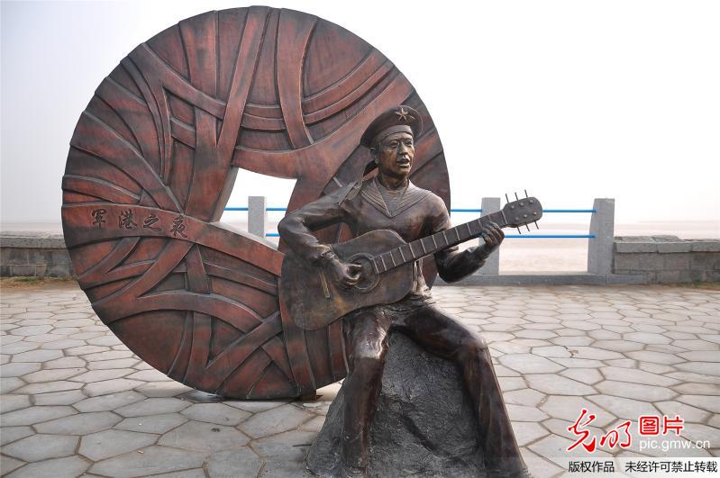 国内首个海军公园在青岛建成 退役飞机导弹进驻