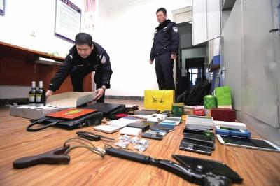 两狱友为筹钱回家过年 用弹弓崩碎车窗盗窃