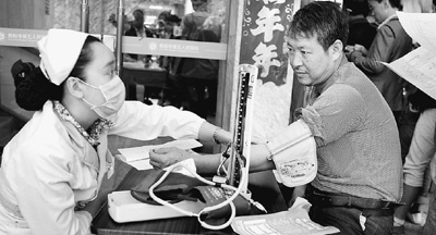 农民工看病还很难：异地务工报销难几乎从不做体检