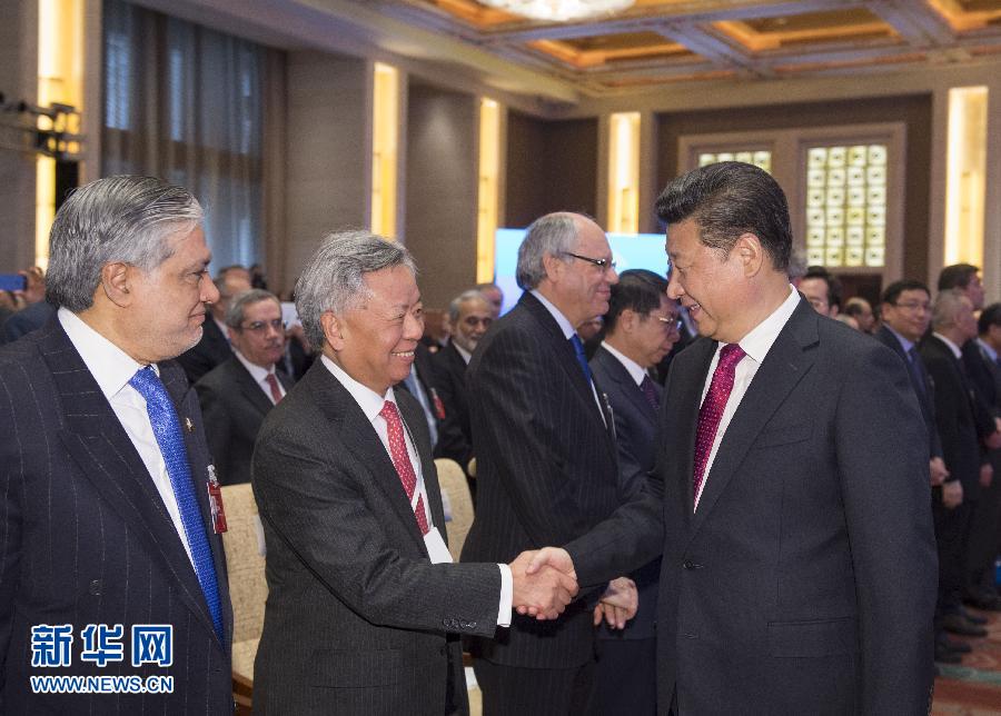 1月16日，亚洲基础设施投资银行开业仪式在北京举行。国家主席习近平出席开业仪式并致辞。这是习近平和亚投行首任行长金立群握手。新华社记者李学仁摄