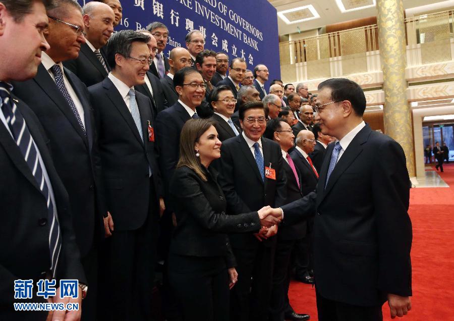 这是会前,李克强同出席亚投行理事会成立大会的创始成员国代表团团长亲切见面。新华社记者 刘卫兵 摄 这是会前,李克强同出席亚投行理事会成立大会的创始成员国代表团团长亲切见面。新华社记者 刘卫兵 摄