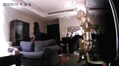 女粉丝私闯明星家中 脱衣裸身躺浴缸泡澡(图)