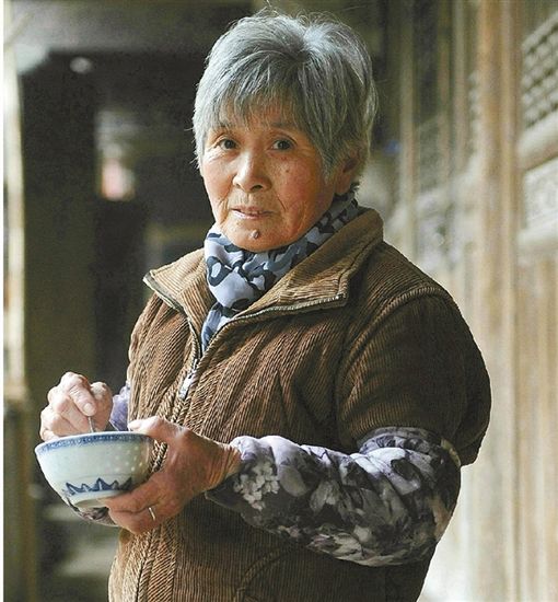 70岁儿媳悉心照料98岁婆婆同睡一张床52年（图）