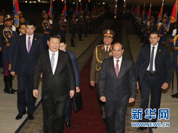 1月20日，国家主席习近平抵达埃及首都开罗，开始对埃及进行国事访问。这是埃及总统塞西在开罗国际机场热情迎接习近平。 新华社记者 鞠鹏摄 