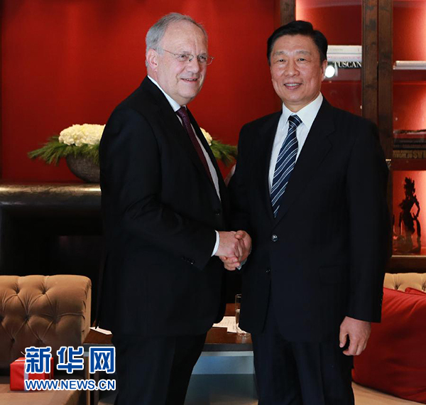 1月21日,中国国家副主席李源潮(右)在瑞士达沃斯会见瑞士联邦主席施奈德-阿曼。 新华社记者罗欢欢摄 1月21日,中国国家副主席李源潮(右)在瑞士达沃斯会见瑞士联邦主席施奈德-阿曼。 新华社记者罗欢欢摄