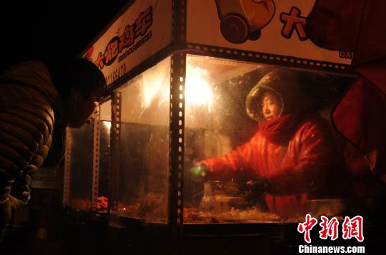 “霸王级”寒潮下的户外工作者:跺脚喊冷咬牙坚持