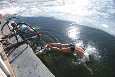 极寒天气下，后海仍有人坚持冬泳。