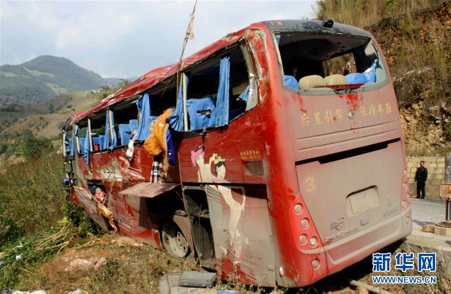 （突发事件）（1）云南临沧发生大巴车侧翻事故致2人死亡17人受伤
