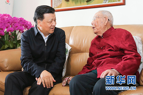 这是1月26日，刘云山看望任新民。 新华社记者 丁林 摄