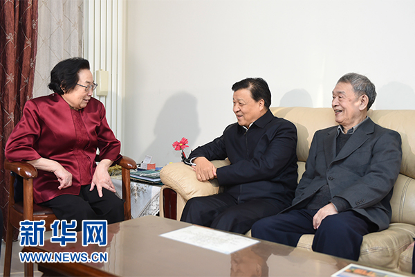 这是1月25日，刘云山看望屠呦呦。 新华社记者 谢环驰 摄