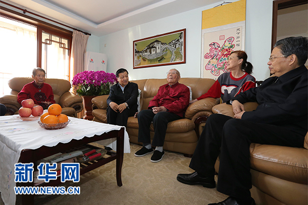 这是1月26日，刘云山看望任新民。 新华社记者 丁林 摄