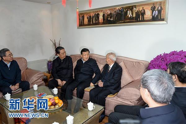 这是1月26日，刘云山看望王希季。 新华社记者 谢环驰 摄