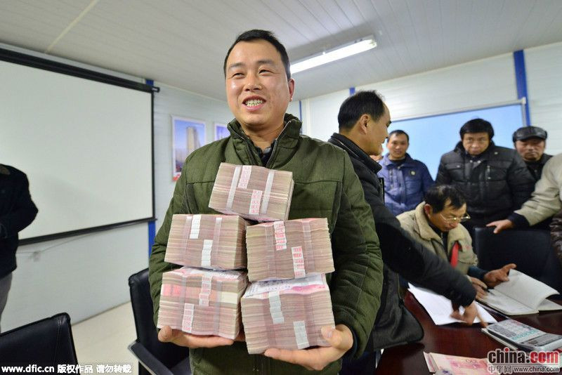 上海一工地用百万现金发工资 有人年薪超20万(组图)
