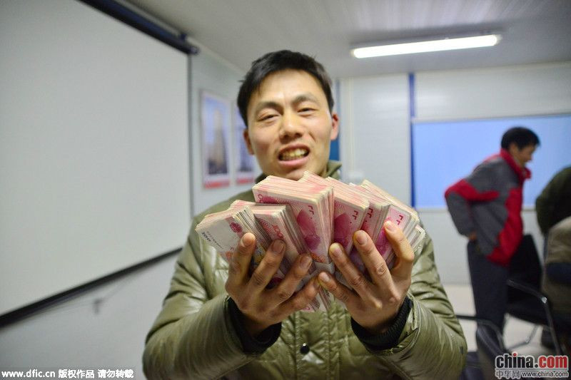 上海一工地用百万现金发工资 有人年薪超20万(组图)