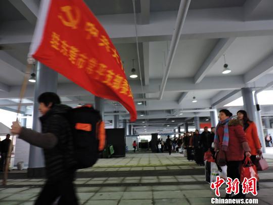 2016年春运首趟农民工免费返乡专列开行