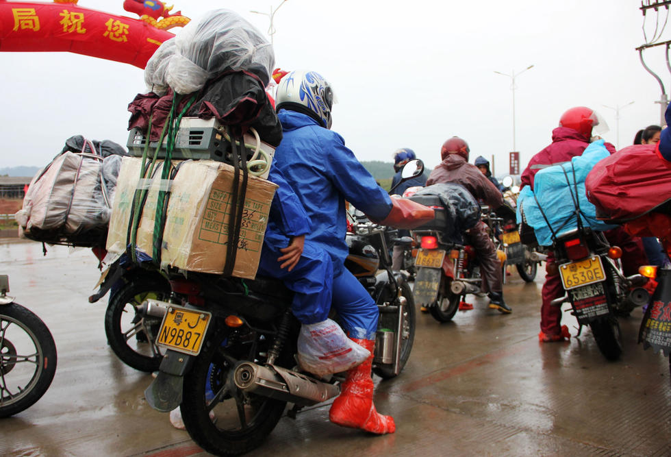 &ldquo;铁骑大军&rdquo;寒潮中返乡 腿绑麻袋保暖防尘