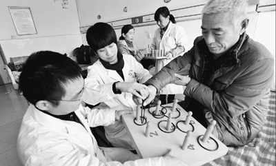 近年来，山东邹平韩店镇46个村都建起了老人日间照料中心，镇上也有医养结合的养老机构，让老人老有所养、老有所医。图为1月18日，偏瘫老人在该镇医养结合的养老院内接受康复训练。