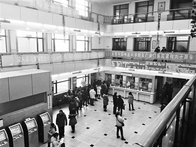 号贩子伪造医生笔迹做加号条 雇人排队每晚100 