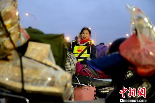 中国春运大迁徙的别样风景：铁骑返乡爱心满途