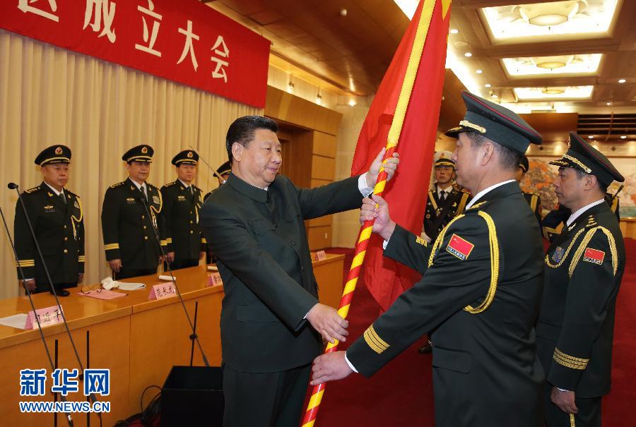这是习近平将军旗授予西部战区司令员赵宗岐、政治委员朱福熙。新华社记者 李刚 摄