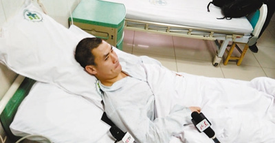 1月31日下午,获救矿工华明喜接受媒体采访。