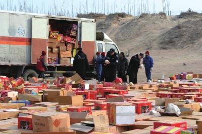 北京警察翻墙趴窗查获3100箱违禁烟花爆竹 