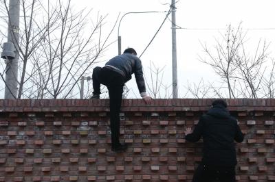 北京警察翻墙趴窗查获3100箱违禁烟花爆竹 