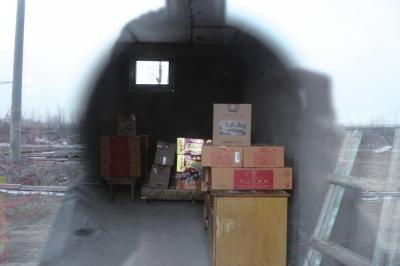 北京警察翻墙趴窗查获3100箱违禁烟花爆竹 