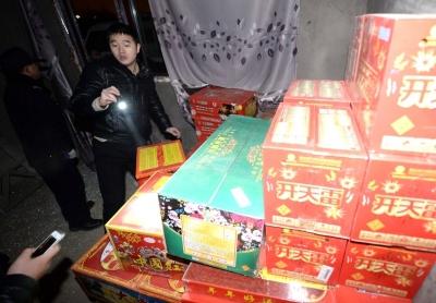 北京警察翻墙趴窗查获3100箱违禁烟花爆竹 