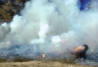 北京警察翻墙趴窗查获3100箱违禁烟花爆竹 