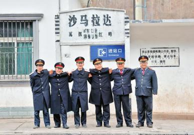 带着鸡鸭鹅前来乘车的当地群众，铁路是当地人唯一的便捷交通方式。