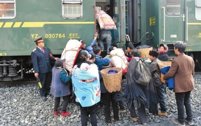 带着鸡鸭鹅前来乘车的当地群众，铁路是当地人唯一的便捷交通方式。