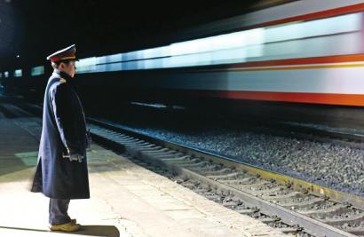 夜里，成昆线最繁忙的时段。山里的气温已经降至0℃以下，刮起了凛冽的寒风。