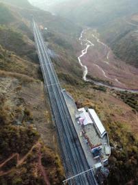 沙马拉达火车站是一个成昆线上的铁路车站，位于四川省喜德县沙马拉达乡，建于1970年。因为这里常年吹大风，被称为&ldquo;风之站&rdquo;。