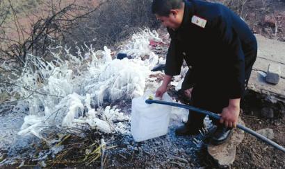寒潮来临，火车站的水管被冻住后不出水了，车站工作人员王志刚在1公里外的老乡家里找到了生活用水。