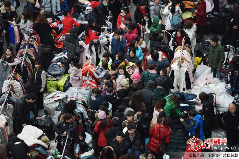 杭州节前服装大甩卖 数万顾客挤爆市场