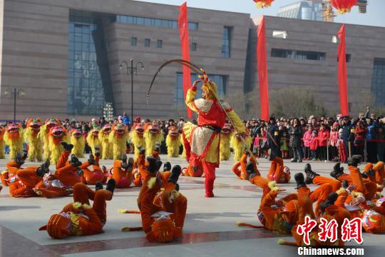 青海各族&ldquo;娃娃&rdquo;写春联闹社火体验春节传统习俗