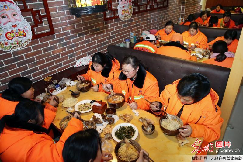 爱心商家请环卫工人吃饭过&ldquo;小年&rdquo;