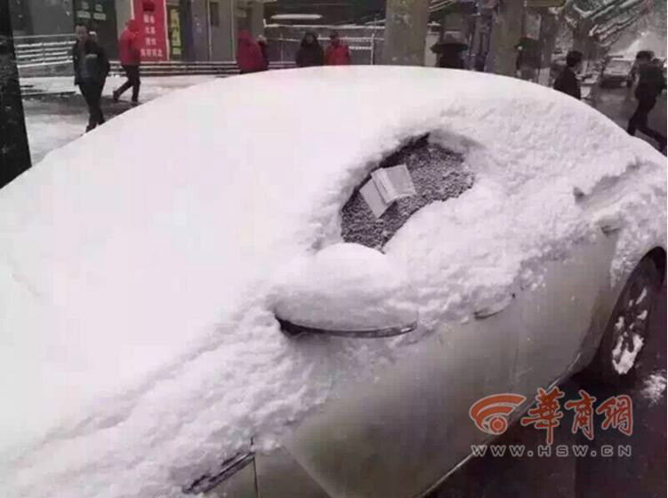 西安交警冒雪贴条 只纠正不罚款温馨提示受点赞(图)