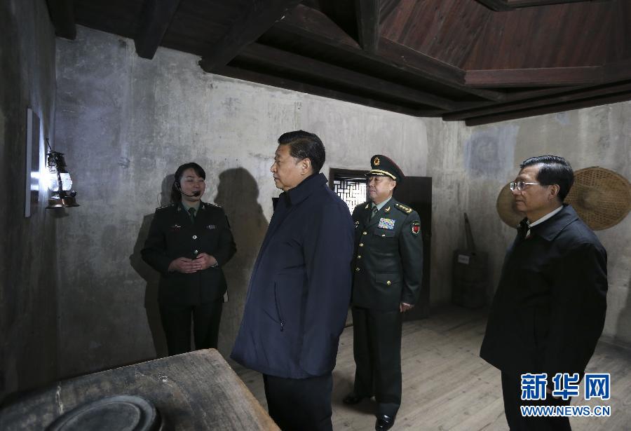 这是2月2日，习近平在井冈山革命烈士陵园向革命烈士敬献花篮。新华社记者谢环驰摄