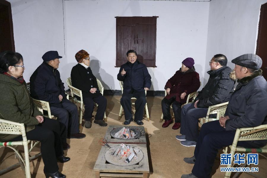 这是2月2日，习近平在井冈山八角楼革命旧址群看望革命烈士后代和先进人物代表，同他们亲切交谈。新华社记者兰红光摄