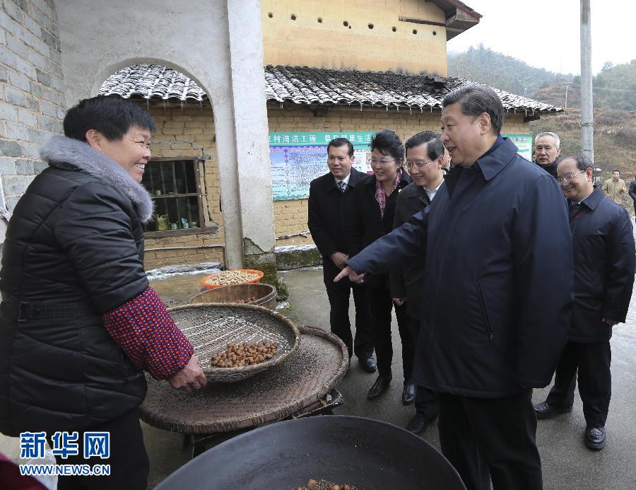 这是2月2日，习近平在井冈山市茅坪乡神山村看望乡亲们。新华社记者兰红光摄