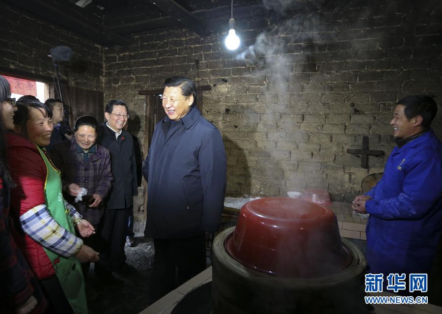 這是2月2日，習近平在井岡山市茅坪鄉神山村的張成德家看望慰問。新華社記者蘭紅光攝