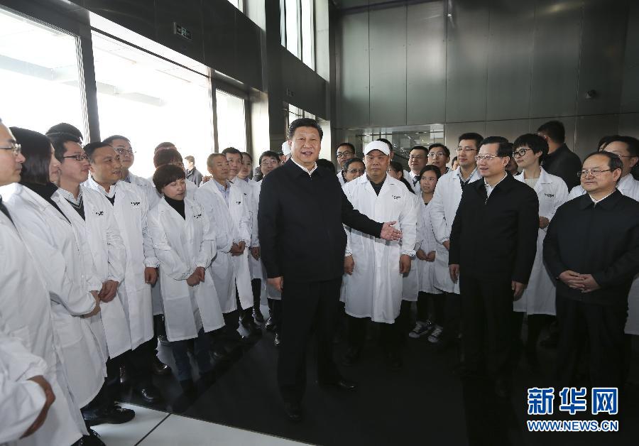 這是2月3日，習近平在江中集團江中藥谷制造基地考察時同企業科技人員在一起。新華社記者蘭紅光攝