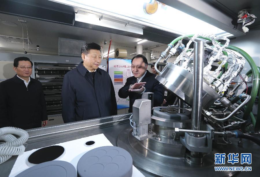 這是2月3日，習近平在南昌大學國家硅基LED工程技術研究中心實驗室考察。新華社記者蘭紅光攝