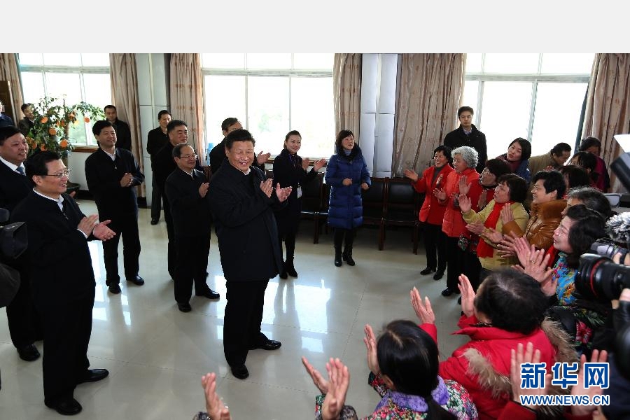 這是2月3日，習近平在南昌市東湖區彭家橋街道光明社區看望社區居民時，觀看社區合唱團排練。新華社發（梁振堂 攝）