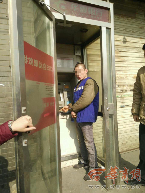 华商报咸阳讯（记者 马新斌）为了&ldquo;弄点钱，好好过个年&rdquo;，3名狱友租车抢劫夜行女，之后又将其非法拘禁在宾馆，欲实施强奸。为保清白，受害女子从宾馆3楼跳下致重伤。近日，涉案2人被陆续抓获。